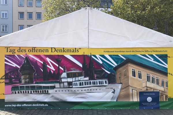 graffitiauftrag-graffitikuenstler-artmos4-tag-des-denkmals-koeln-beeffective-2018-trashig-schiff-skyline-bunt