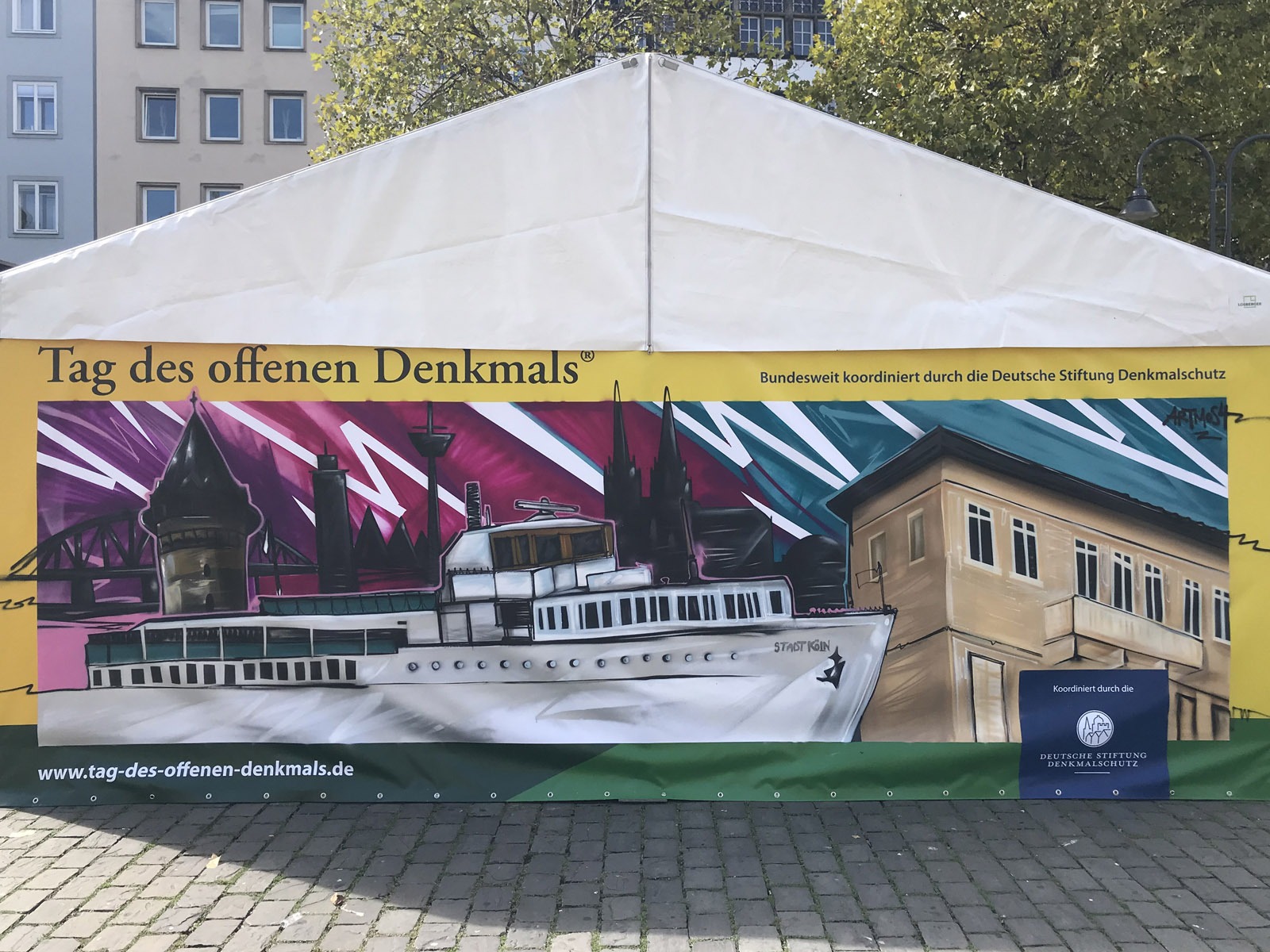 graffitiauftrag_graffitikuenstler_artmos4_Tag_des_Denkmals_Köln_beeffective_2018_trashig_schiff_skyline_bunt