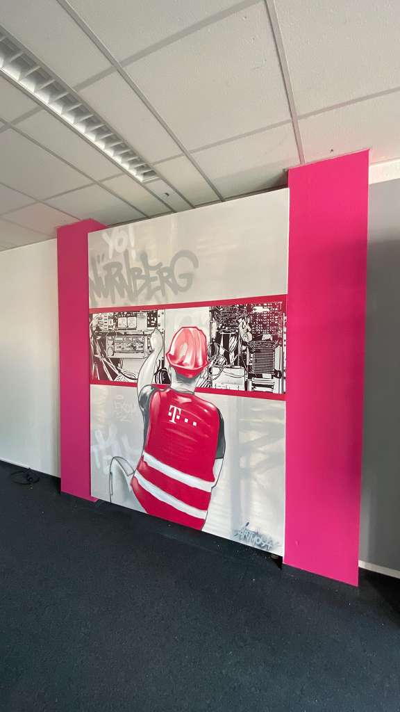 graffitiauftrag_graffitikuenstler_artmos4_Telekom_Nürnberg_2021_Mensch_Logo_Gerät_Magenta_Grau_Techniker_2