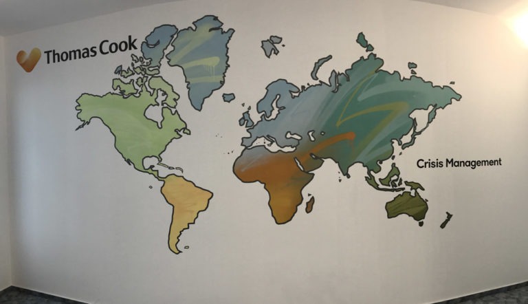 graffitiauftrag-graffitikuenstler-artmos4-thomas-cook-weltkart-graffiti-hintergrund-logo-innen-bunt-folie-tourismus