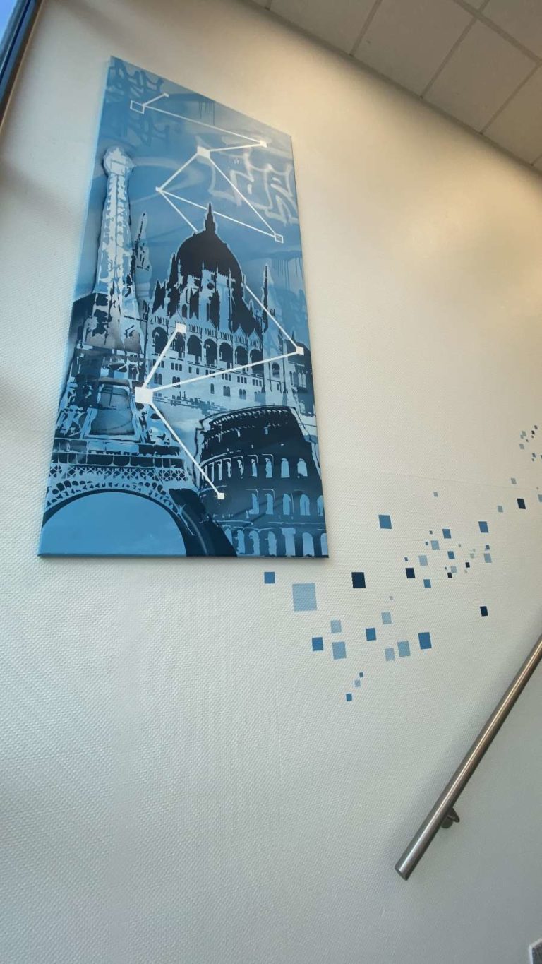 graffitiauftrag-graffitikuenstler-artmos4-Tora_Troisdorf_2021_muster_grafisch_welle_logo_innen_leinwand_blau_folie_medizin_04