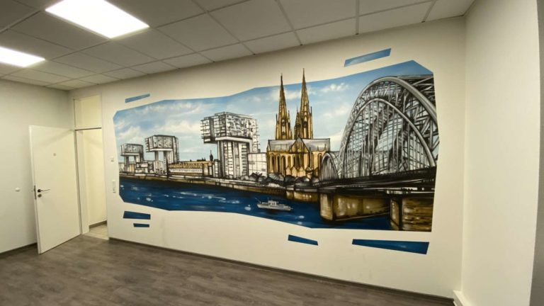 graffitiauftrag-graffitikuenstler-artmos4-Tora_Troisdorf_2021_skyline_graffiti_sehenswürdigkeiten_innen_blau_beige_graffiti_illustrativ_medizin_01