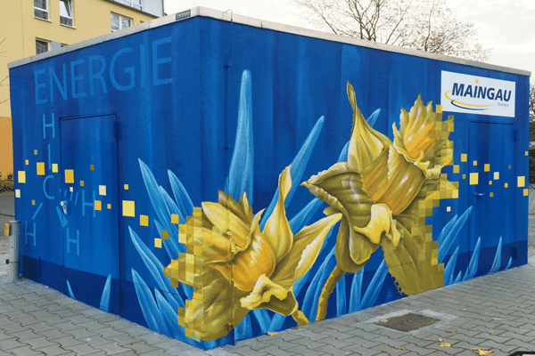 graffitiauftrag-graffitikuenstler-artmos4-trafostation-maingau-energie-steckdose-gas-blume-blau-gelb