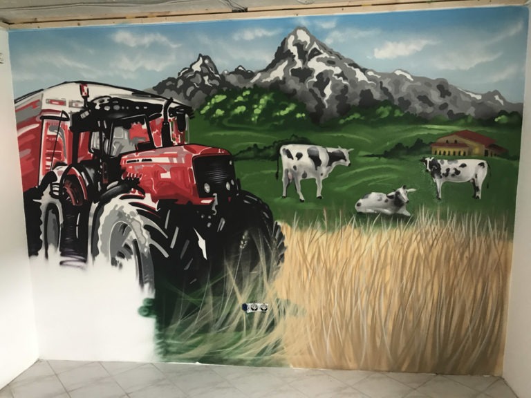 graffitiauftrag-graffitikuenstler-artmos4-traktor-landschaft-fahrzeug-auto-tier-kuh-innen-rot-beige-gruen-illustrativ-privat-kinderzimmer