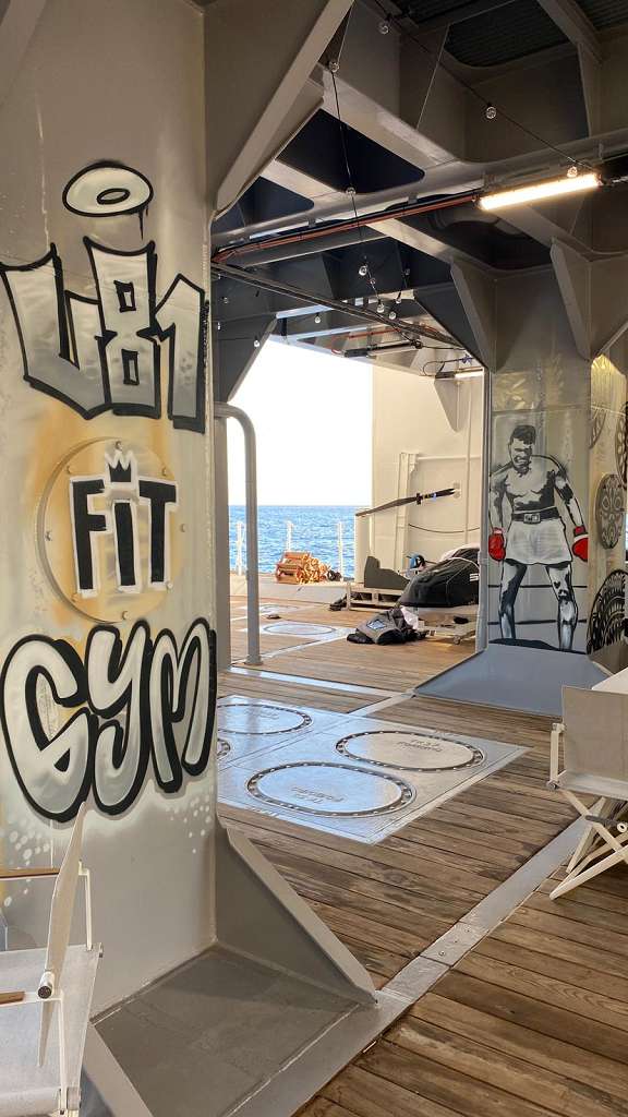 graffitiauftrag_graffitikuenstler_artmos4_Ulysses IV Ltd_Cayman_Islands_2022_Yacht_U81_Balearic_Fitnessstudio_Fitness_Gym_Schrift_Tags_Graffiti_Style_03