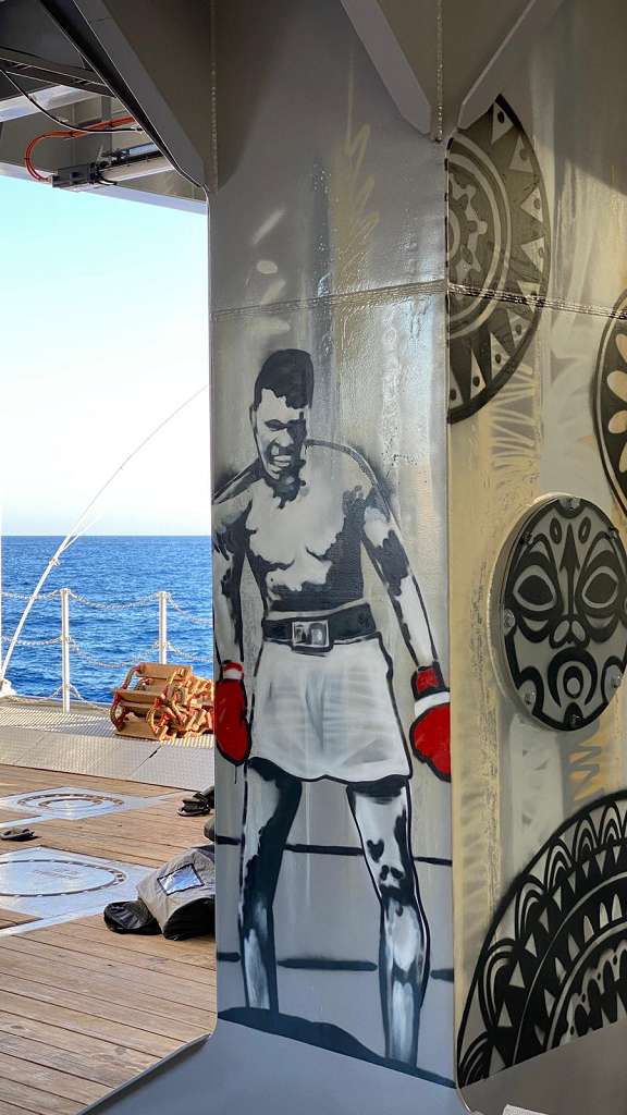graffitiauftrag_graffitikuenstler_artmos4_Ulysses IV Ltd_Cayman_Islands_2022_Yacht_U81_Balearic_Fitnessstudio_Fitness_Sport_Boxer_Gym_Schrift_Tags_Graffiti_Style_02