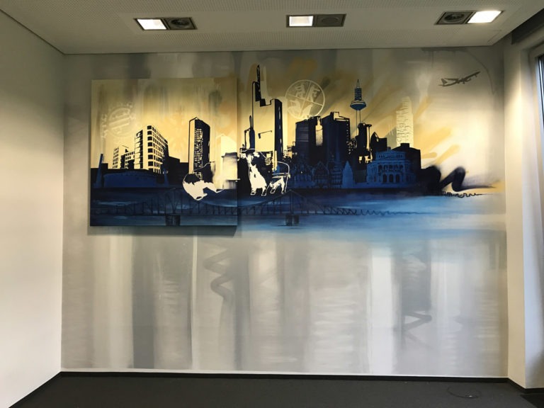 graffitiauftrag-graffitikuenstler-artmos4-unfallkasse-hessen-landschaft-skyline-frankfurt-sehenswuerdigkeiten-innen-blau-folie-medizin
