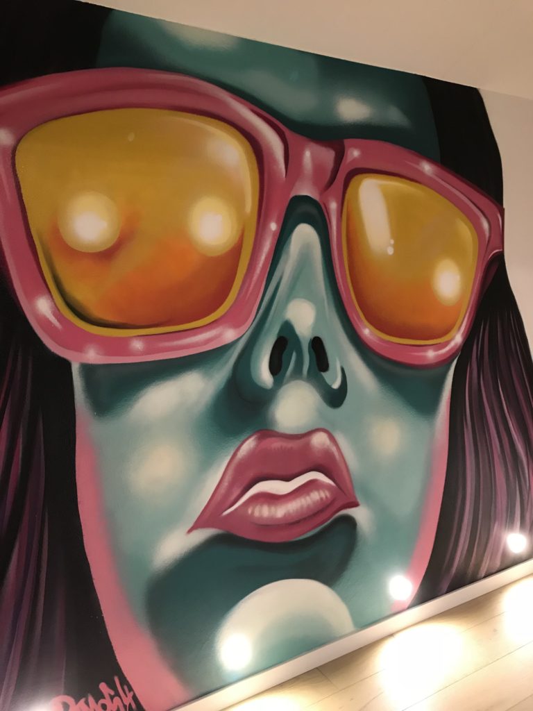 graffitiauftrag-graffitikuenstler-artmos4-unterkoetter-koellen-popart-gesicht-mensch-bunt-kunst-privat