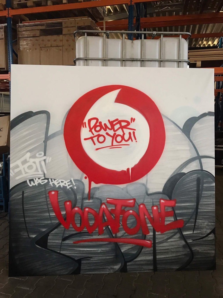 graffitiauftrag-graffitikuenstler-artmos4-vdafone-event-leinwaende-logo-schrift-skyline-musik-name-graffiti-schrift-tags-style-bunt