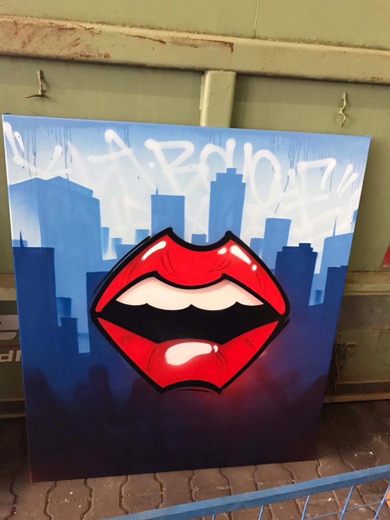 graffitiauftrag-graffitikuenstler-artmos4-vdafone-event-leinwaende-logo-schrift-skyline-musik-name-graffiti-schrift-tags-style-bunt