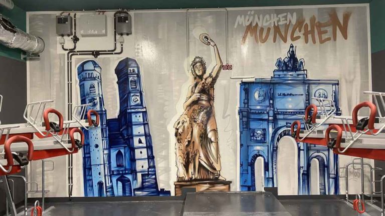graffitiauftrag_graffitikuenstler_artmos4_Vienna_House_München_2022_Sehenswürdikeiten_Skyline_innen