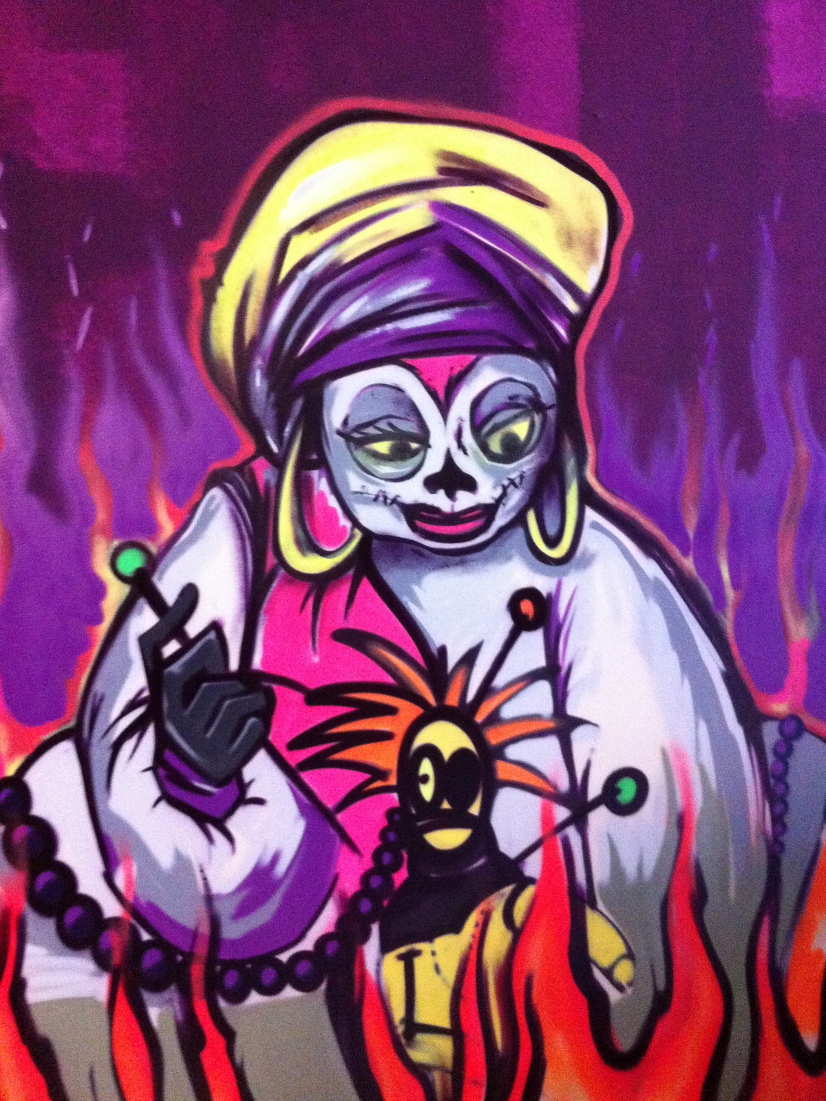 graffitiauftrag-graffitikuenstler-artmos4-voodoo-disco-fassadengestaltung-illustration-neon