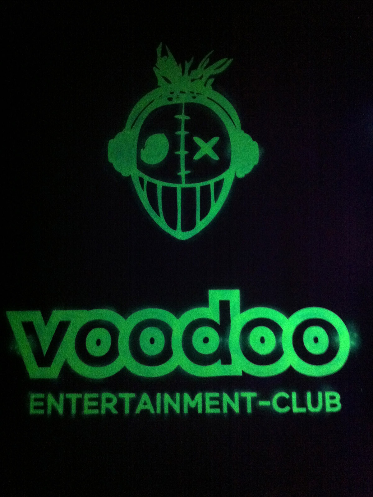 graffitiauftrag-graffitikuenstler-artmos4-voodoo-disco-fassadengestaltung-maske-logo-neon