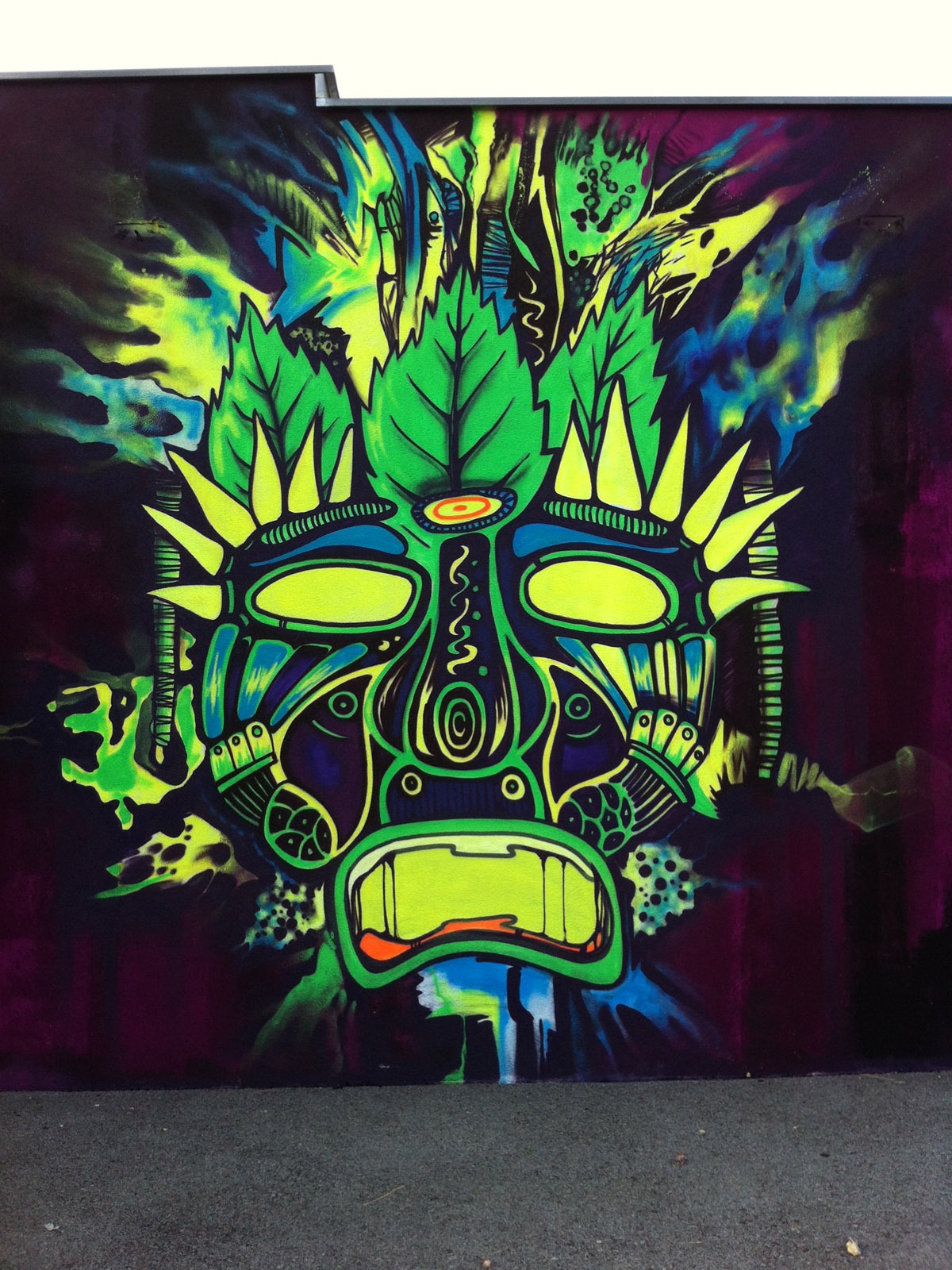 graffitiauftrag-graffitikuenstler-artmos4-voodoo-disco-fassadengestaltung-maske-neon