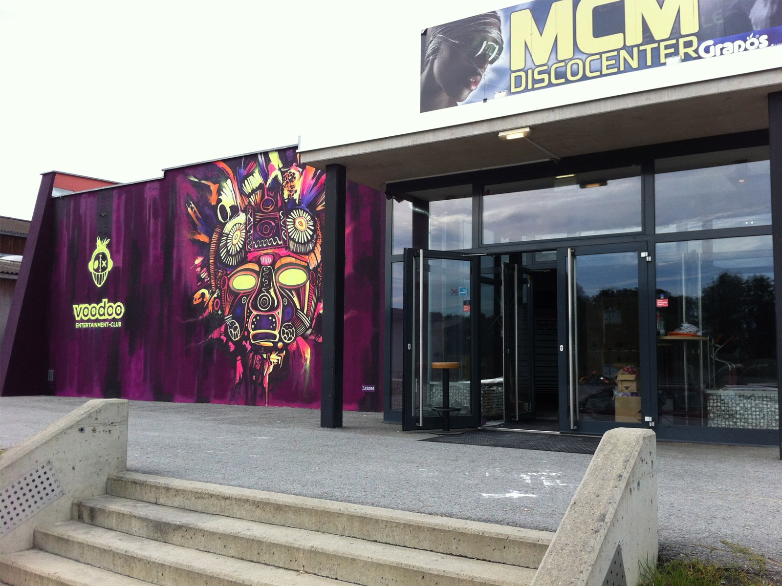 graffitiauftrag_graffitikuenstler_artmos4_voodoo_disco_maske_bunt graffitiauftrag_graffitikuenstler_artmos4_voodoo_disco_maske_bunt