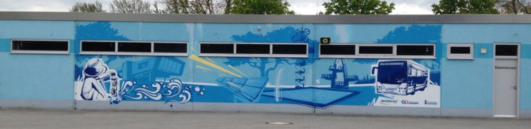 graffitiauftrag-graffitikuenstler-artmos4-waldschwimmbad-dietzenbach-wasser-pflanzen-menschen-illustrativ-auto-aussen-solar-haus-energie
