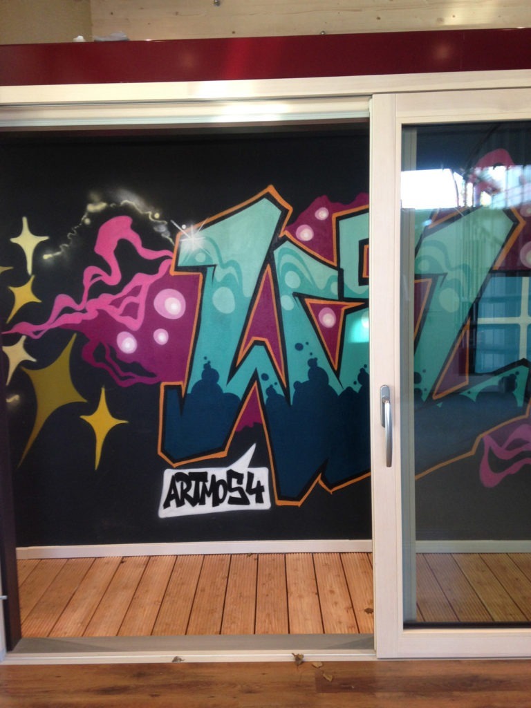 graffitiauftrag-graffitikuenstler-artmos4-willems-fenster-und-tueren-graffiti-style-blau-pink-bunt-innen