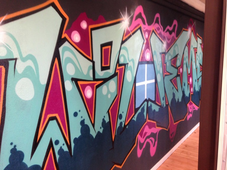 graffitiauftrag-graffitikuenstler-artmos4-willems-fenster-und-tueren-graffiti-style-blau-pink-bunt-innen