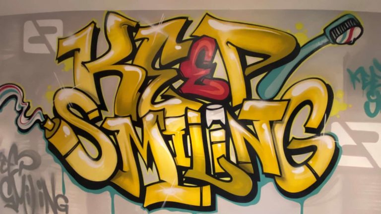 graffitiauftrag-graffitikuenstler-artmos4-Zahnarzt_Swoboda_Keep_Smiling_illustrativ_Graffiti_Tag_2020_innen_trashig