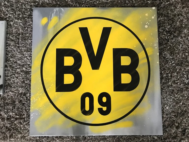 graffitiauftrag-graffitikuenstler-artmos4-zuhause-im-glueck-bvb-gelb-schwarz-grau-logo-09-leinwand