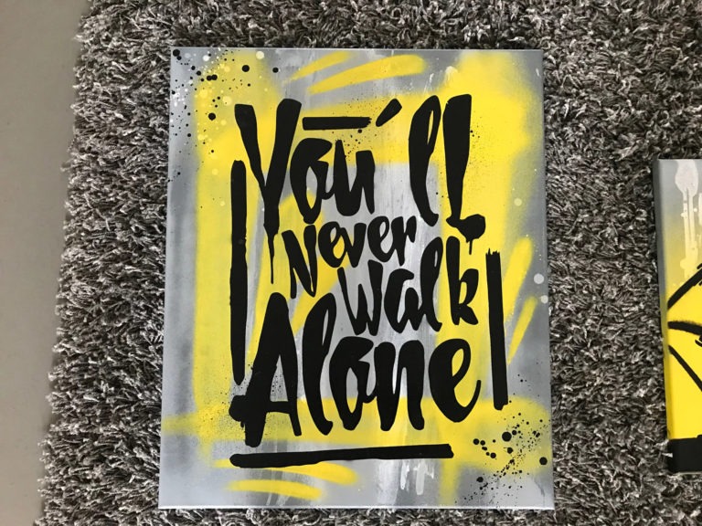 graffitiauftrag-graffitikuenstler-artmos4-zuhause-im-glueck-bvb-leinwand-gelb-schwarz-grau-schrift-folie-schablone-slogan