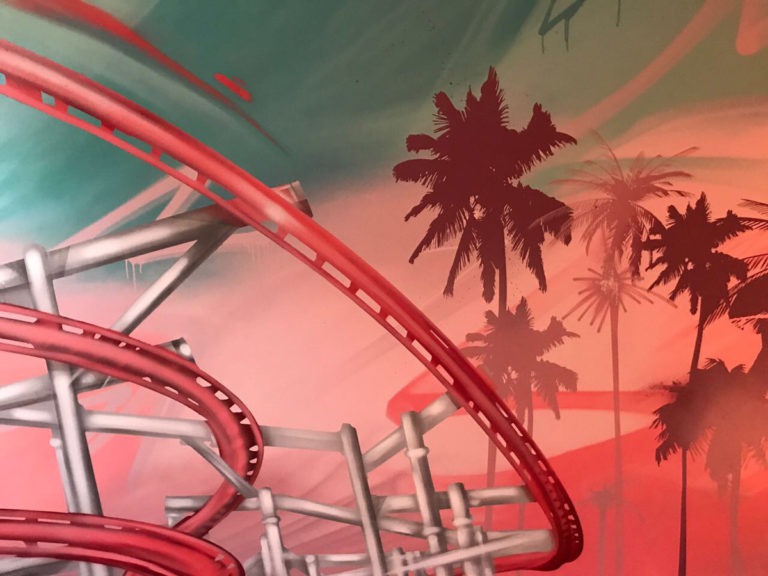 graffitiauftrag-graffitikuenstler-artmos4-zuhause-im-glueck-kimi-achterbahn-landschaft-pflanzen-innen-pink-tuerkis-illustrativ-privat-kinderzimmer