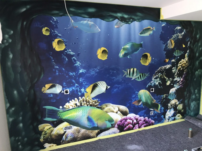 graffitiauftrag-graffitikuenstler-artmos4-zuhause-im-glueck-koblenz-landschaft-wasser-tier-fisch-pflanzen-mauer-innen-blau-fotorealistisch-privat