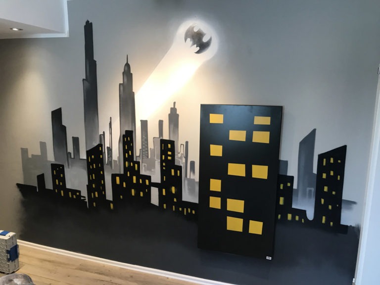 graffitiauftrag-graffitikuenstler-artmos4-zuhause-im-glueck-koblenz-skyline-silhouetten-badman-innen-grau-fotorealistisch-privat-kinderzimmer