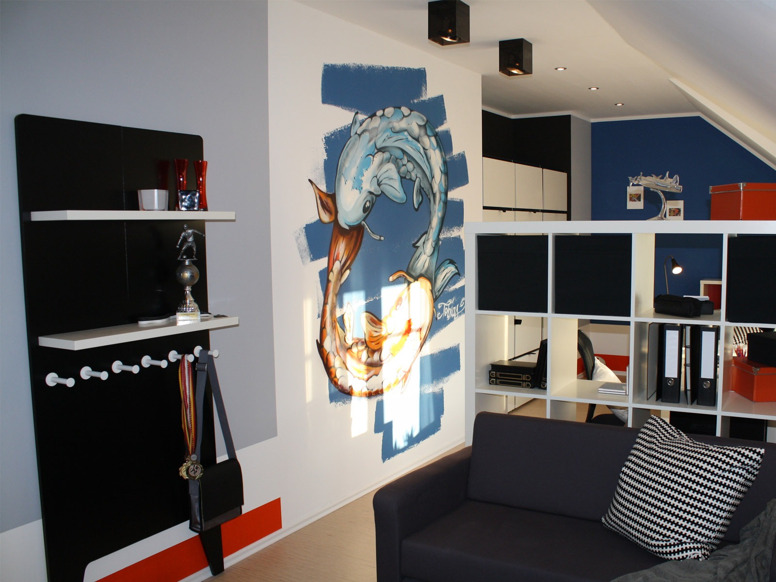 graffitiauftrag_graffitikuenstler_artmos4_zuhause_im_glueck_koi_fische_blau_orange_illustrativ graffitiauftrag_graffitikuenstler_artmos4_zuhause_im_glueck_koi_fische_blau_orange_illustrativ