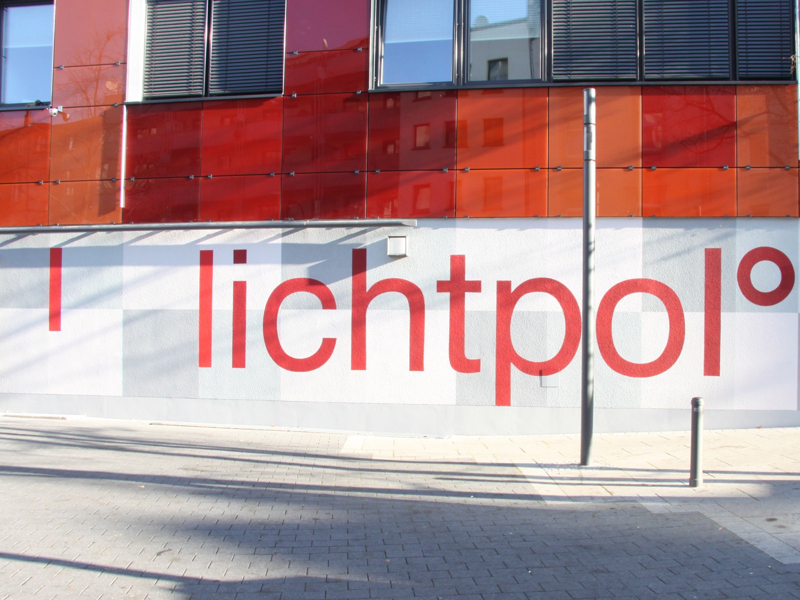 graffitikuenstler_graffitiauftrag_artmos4_lichtpol_plakativ_grafisch_3 graffitikuenstler_graffitiauftrag_artmos4_lichtpol_plakativ_grafisch_3