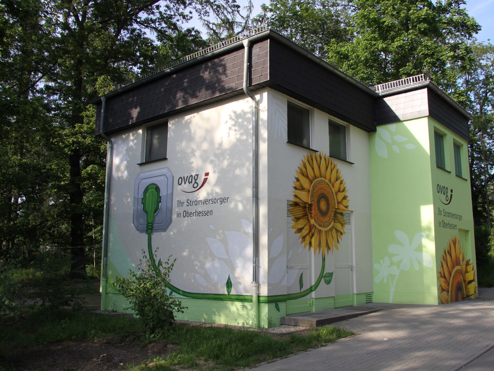 graffitikuenstler_graffitiauftrag_artmos4_ovag_trafostation_pflanzen_fotorealistisch_2 graffitikuenstler_graffitiauftrag_artmos4_ovag_trafostation_pflanzen_fotorealistisch_2