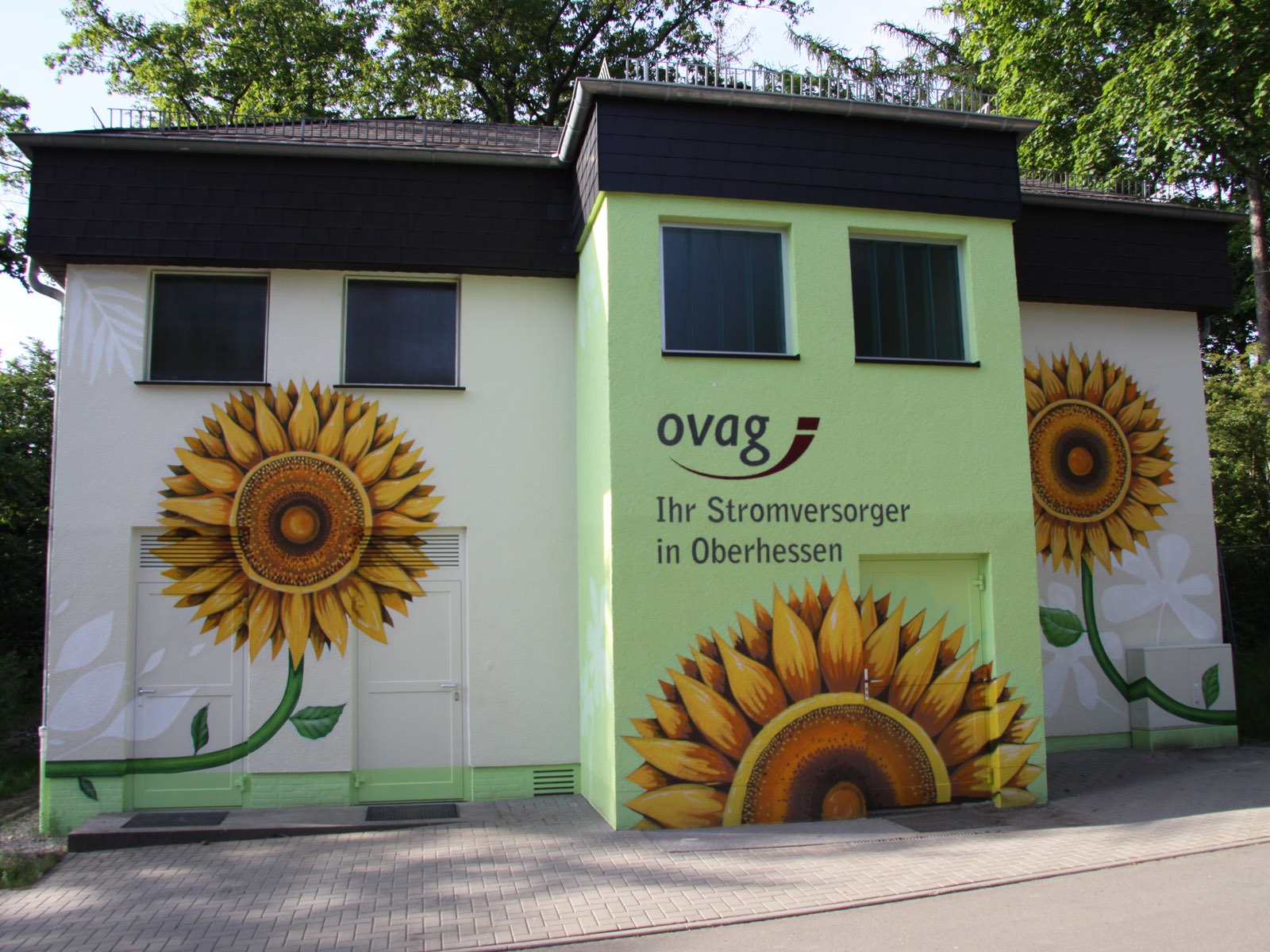 graffitikuenstler_graffitiauftrag_artmos4_ovag_trafostation_pflanzen_fotorealistisch_4 graffitikuenstler_graffitiauftrag_artmos4_ovag_trafostation_pflanzen_fotorealistisch_4