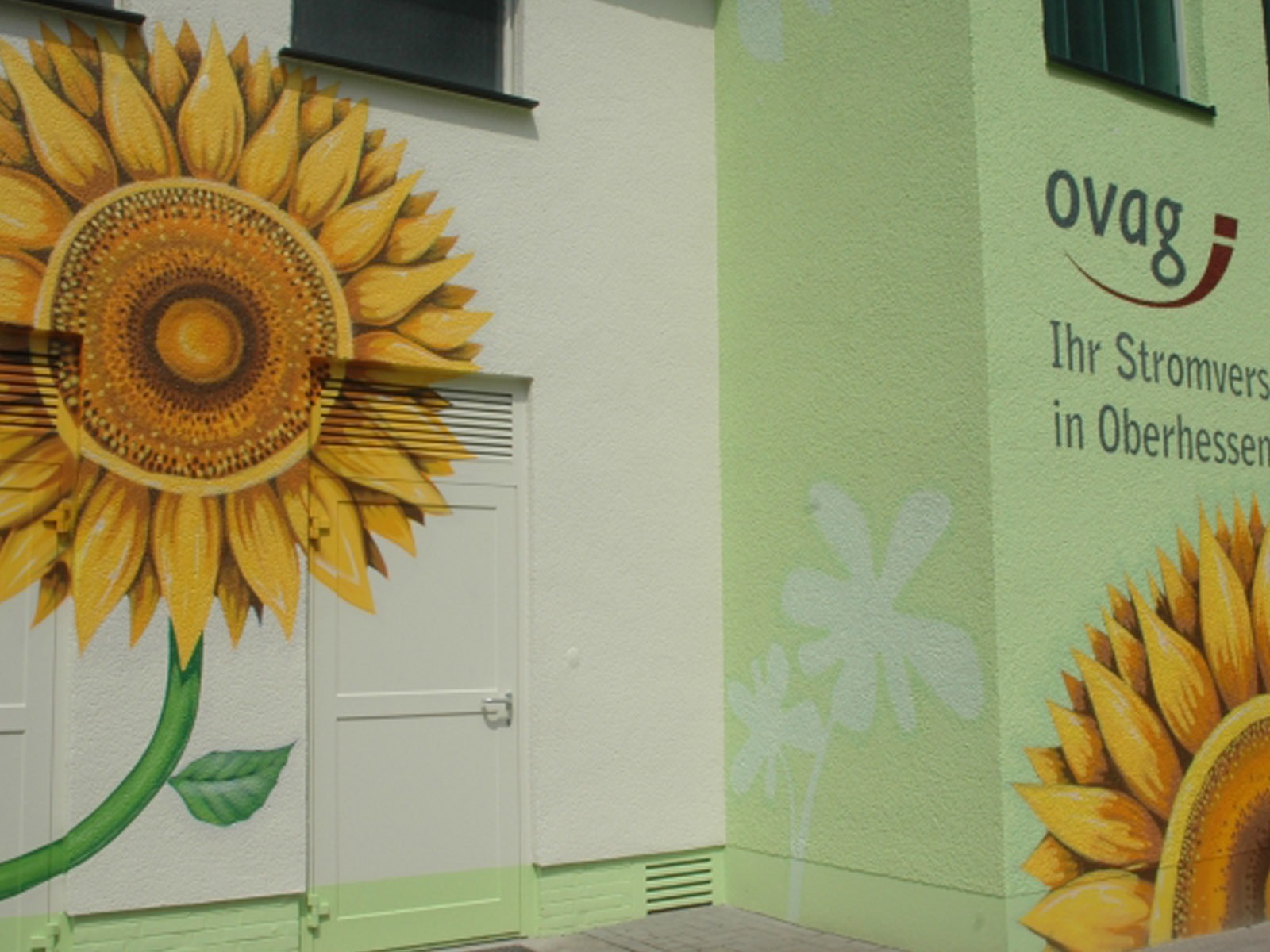graffitikuenstler_graffitiauftrag_artmos4_ovag_trafostation_pflanzen_fotorealistisch graffitikuenstler_graffitiauftrag_artmos4_ovag_trafostation_pflanzen_fotorealistisch