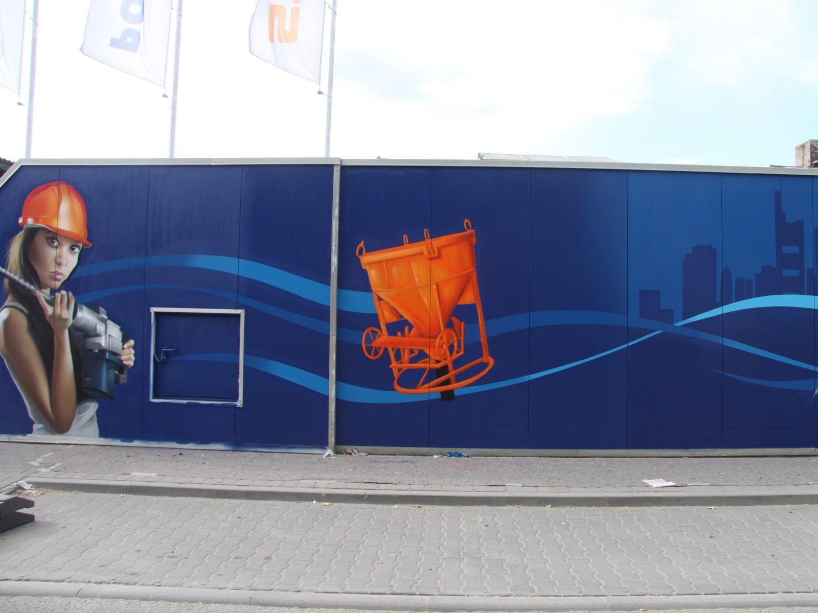 graffitikuenstler_graffitiauftrag_artmos4_rhein_main_baumaschinen_2013_bohrer_menschen_fotorealistisch_blau_orange_aussen_2 graffitikuenstler_graffitiauftrag_artmos4_rhein_main_baumaschinen_2013_bohrer_menschen_fotorealistisch_blau_orange_aussen_2