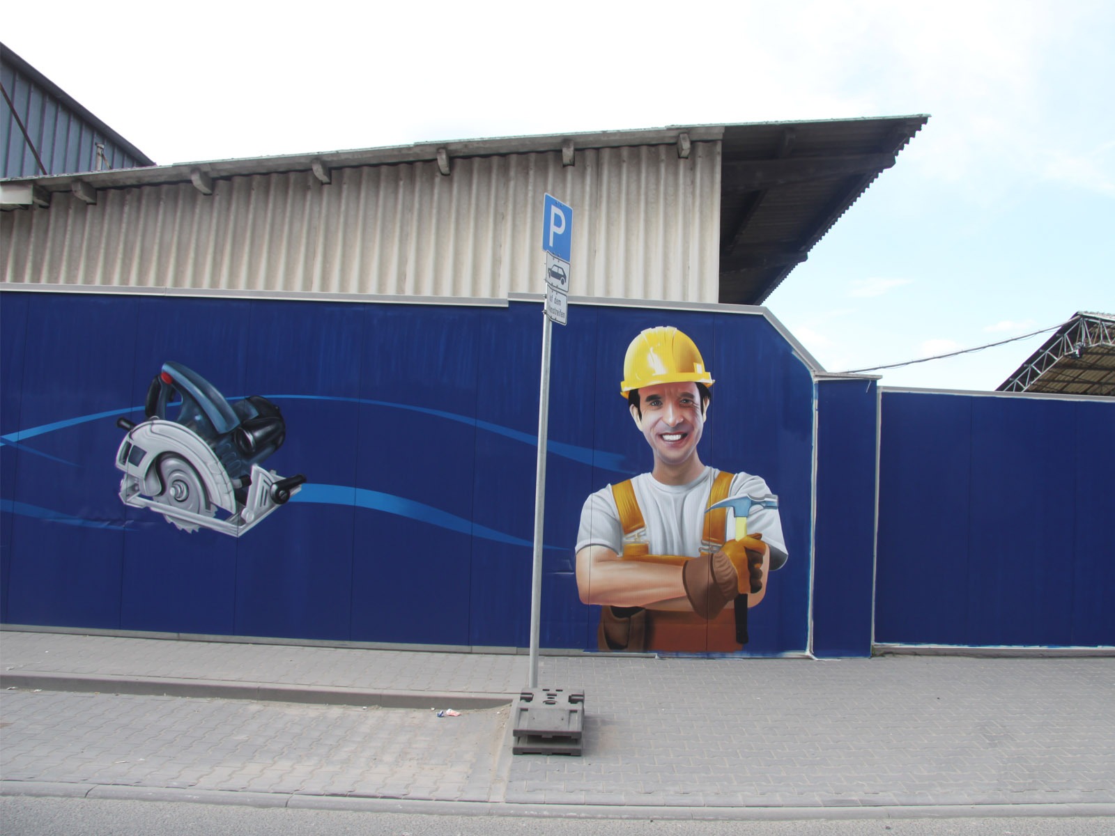 graffitikuenstler_graffitiauftrag_artmos4_rhein_main_baumaschinen_2013_bohrer_menschen_fotorealistisch_blau_orange_aussen graffitikuenstler_graffitiauftrag_artmos4_rhein_main_baumaschinen_2013_bohrer_menschen_fotorealistisch_blau_orange_aussen