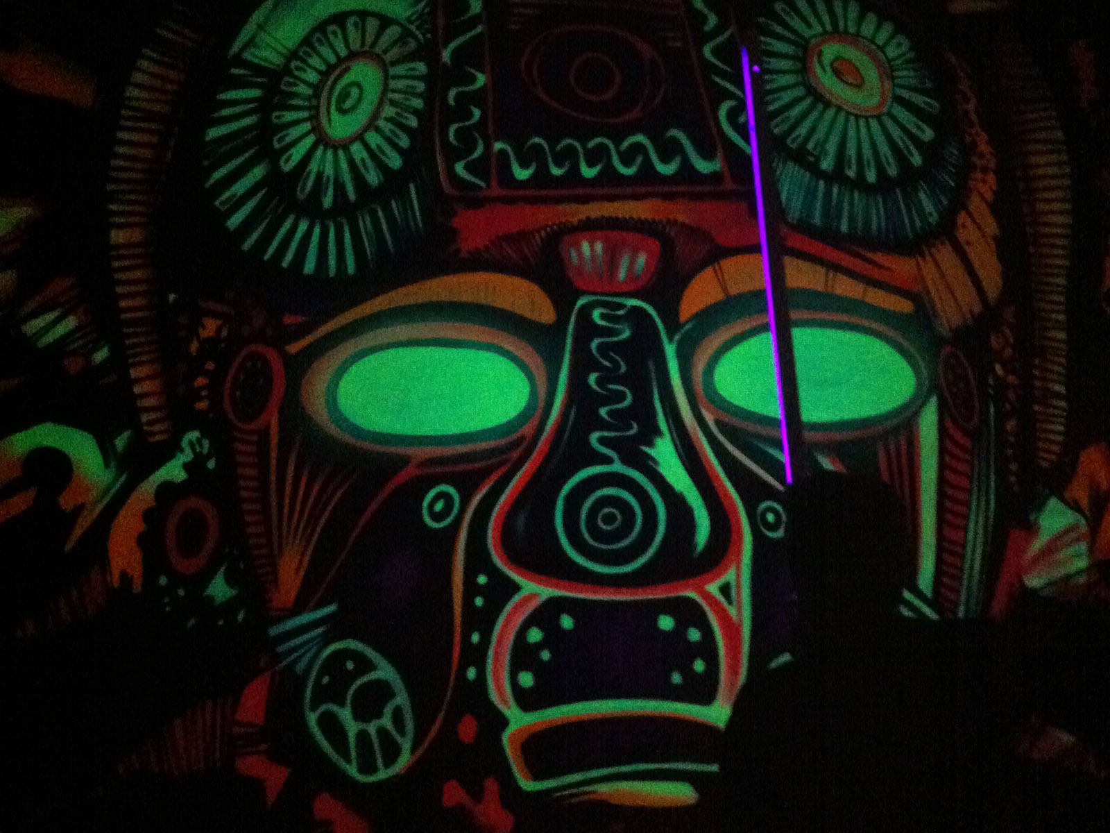 graffitikuenstler_graffitiauftrag_artmos4_voodoo_disco_maske_uv_abstrakt graffitikuenstler_graffitiauftrag_artmos4_voodoo_disco_maske_uv_abstrakt