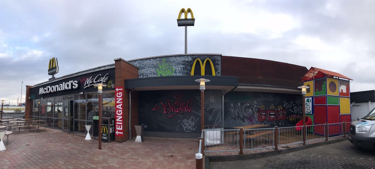 graffitiauftrag-graffitikuenstler-artmos4-mc_donalds_2017_happy_meal_character_comic_tag_graffiti_aussen_schwarz_grau_rot_bunt_gaststätte