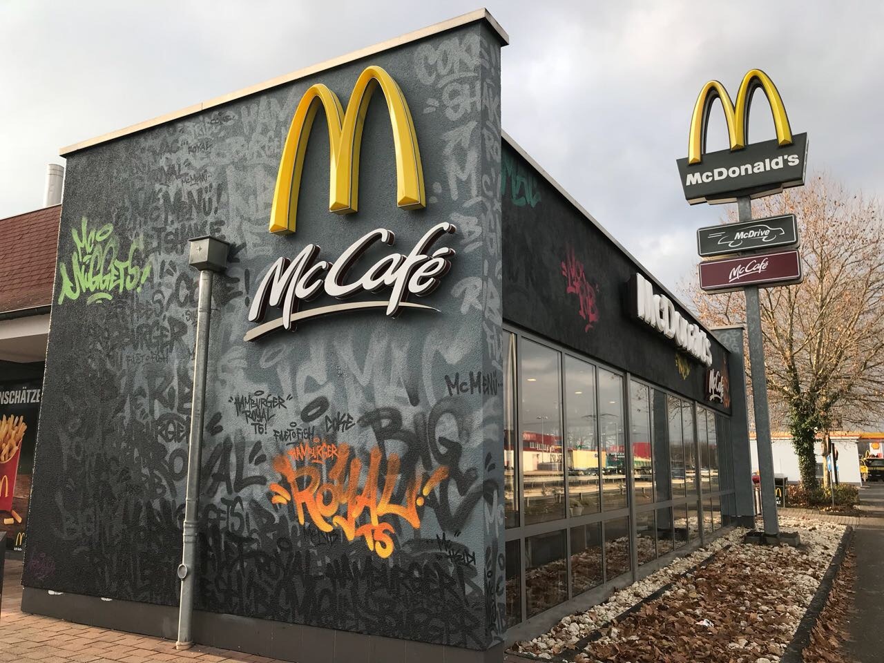 graffitiauftrag-graffitikuenstler-artmos4-mc_donalds_2017_happy_meal_character_comic_tag_graffiti_aussen_schwarz_grau_rot_bunt_gaststätte