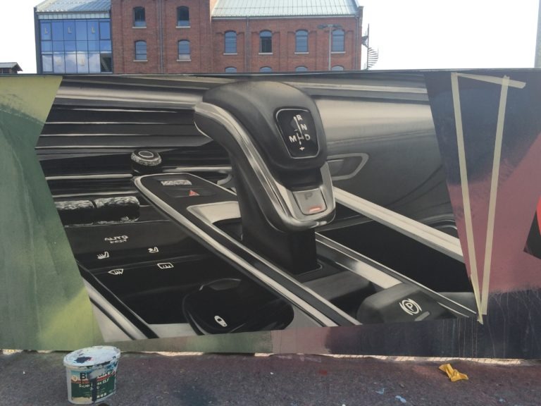 graffitiauftrag-graffitikuenstler-artmos4-Porsche_2016_auto_detail_bunt_grau_schwarz_fotorealistisch_kunst_wand