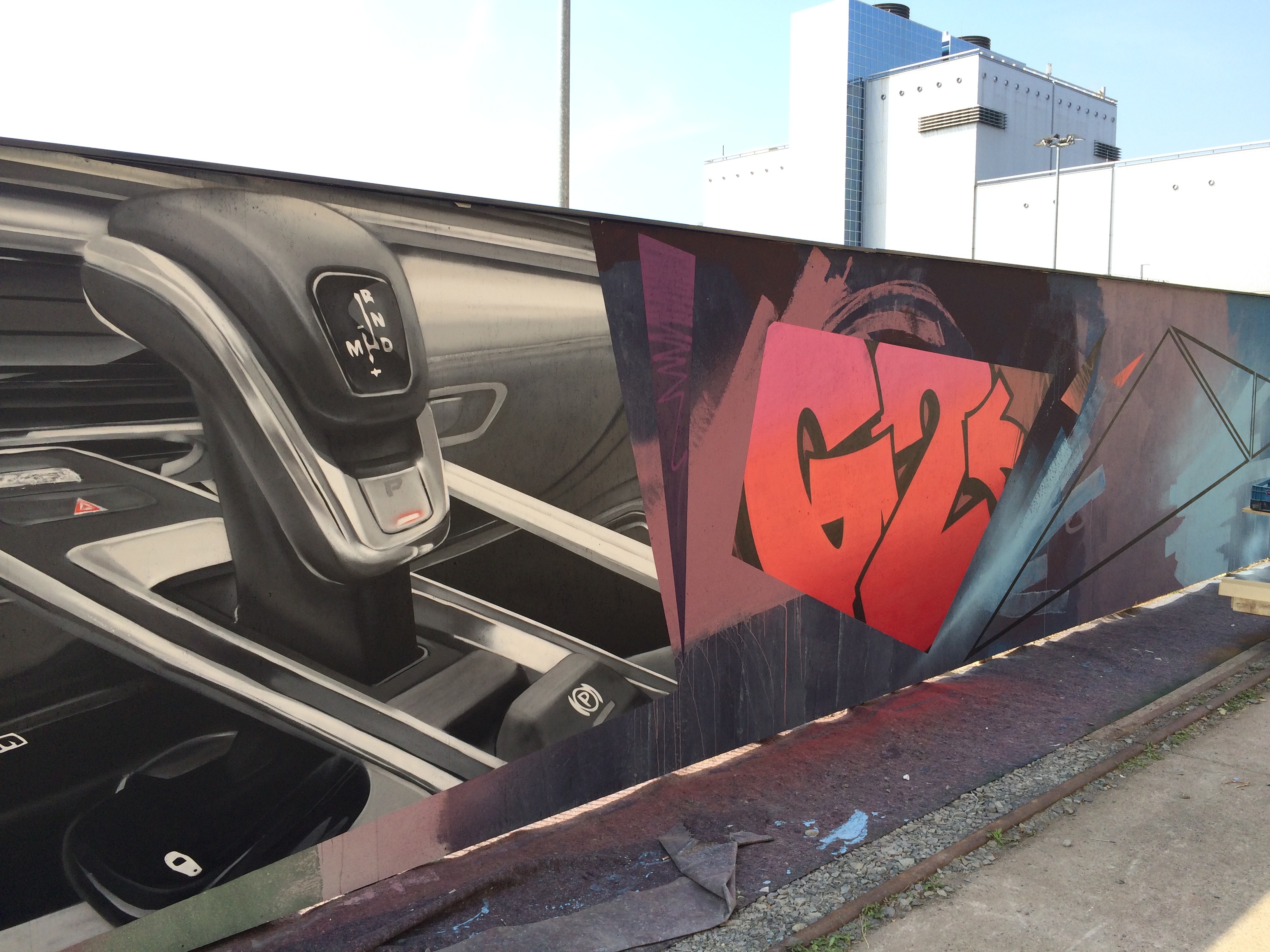 graffitiauftrag-graffitikuenstler-artmos4-Porsche_2016_auto_detail_bunt_grau_schwarz_fotorealistisch_kunst_wand