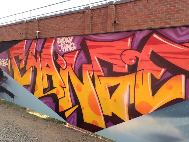 graffitiauftrag-graffitikuenstler-artmos4-Porsche_2016_auto_detail_bunt_grau_schwarz_fotorealistisch_kunst_wand