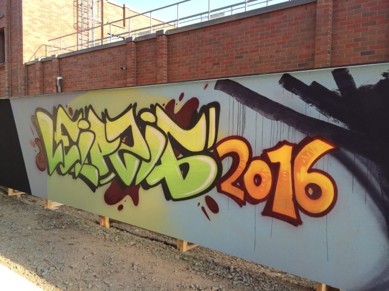 graffitiauftrag-graffitikuenstler-artmos4-Porsche_2016_auto_detail_bunt_grau_schwarz_fotorealistisch_kunst_wand