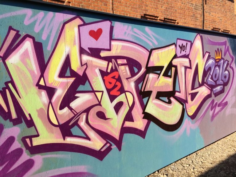 graffitiauftrag-graffitikuenstler-artmos4-Porsche_2016_auto_detail_bunt_grau_schwarz_fotorealistisch_kunst_wand