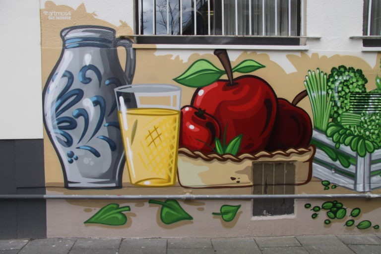 graffitiauftrag-graffitikuenstler-artmos4-kleinmarkthalle_frankfurt_2016_illustrativ_comic_aussen_pflanzen_essen_menschen_silhouetten_tier_sport_schule_vielfalt