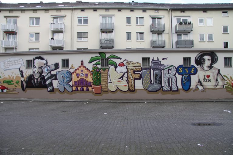 graffitiauftrag-graffitikuenstler-artmos4-kleinmarkthalle_frankfurt_2016_illustrativ_comic_aussen_pflanzen_essen_menschen_silhouetten_tier_sport_schule_vielfalt