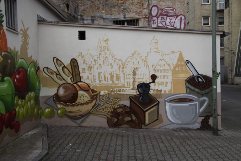 graffitiauftrag-graffitikuenstler-artmos4-kleinmarkthalle_frankfurt_2016_illustrativ_comic_aussen_pflanzen_essen_menschen_silhouetten_tier_sport_schule_vielfalt