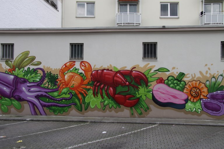 graffitiauftrag-graffitikuenstler-artmos4-kleinmarkthalle_frankfurt_2016_illustrativ_comic_aussen_pflanzen_essen_menschen_silhouetten_tier_sport_schule_vielfalt