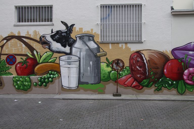 graffitiauftrag-graffitikuenstler-artmos4-kleinmarkthalle_frankfurt_2016_illustrativ_comic_aussen_pflanzen_essen_menschen_silhouetten_tier_sport_schule_vielfalt