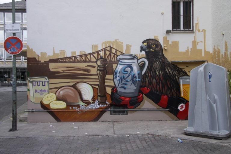 graffitiauftrag-graffitikuenstler-artmos4-kleinmarkthalle_frankfurt_2016_illustrativ_comic_aussen_pflanzen_essen_menschen_silhouetten_tier_sport_schule_vielfalt