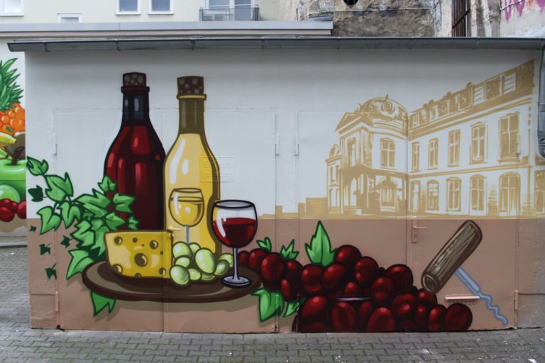 graffitiauftrag-graffitikuenstler-artmos4-kleinmarkthalle_frankfurt_2016_illustrativ_comic_aussen_pflanzen_essen_menschen_silhouetten_tier_sport_schule_vielfalt